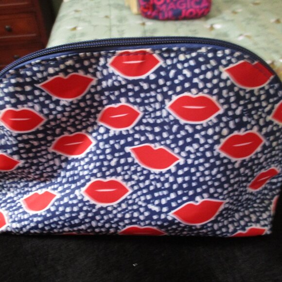 Avon Kiss Lips Cosmetic Make up Bag Travel Zip - Picture 1 of 2